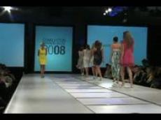 Во время модного показа дизайнер исчезла под подиумом