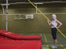77-летняя бабуля —  чемпионка мира по прыжкам с шестом