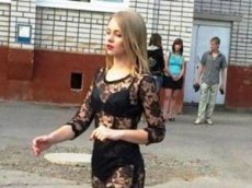 Школьница пришла на выпускной в нижнем белье