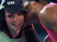 Надаль случайно «подбил» девочку, подающую мячи и поцеловал её