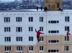 Экстремалы прошлись по канату на высоте десятиэтажного дома