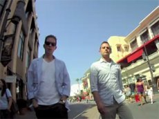 В вирусном ролике девушке установили на попу камеру