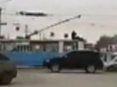 Челябинец, катающийся на крыше троллейбуса, стал хитом в соцсетях