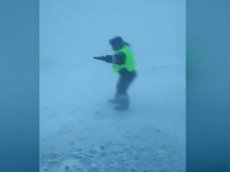 Сотрудника ГИБДД сдуло ветром на трассе в Татарстане