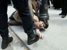Голая FEMENистка сорвала рождественскую мессу