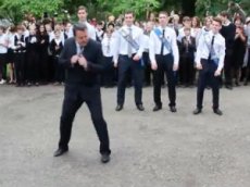 Танец директора саратовского лицея покорил Интернет