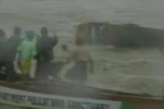 В Индии наводнением смыло пассажирский автобус