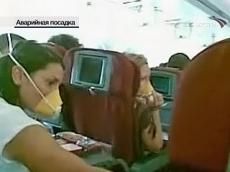 Самолет аварийно приземлился с пробоиной в корпусе. Видео очевидца