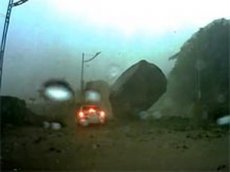 Огромный осколок скалы чудом не задел автомобиль