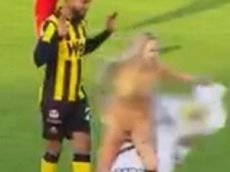 Голая женщина выбежала на футбольное поле в Нидерландах