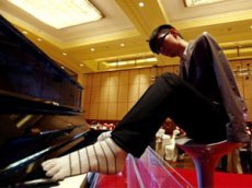 Безрукий китаец стал пианистом года