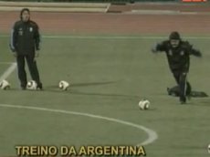 Диего Марадона показал, как нужно забивать со штрафных
