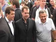 Дмитрий Медведев в Казани потанцевал на рок-концерте