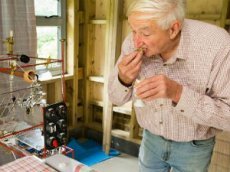 Пенсионер придумал робота, который готовит завтраки