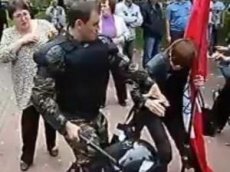 Нижегородский полицейский ударил женщину дубинкой по голове