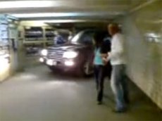 Лихач проехался на внедорожнике по подземному переходу