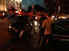 На Тверской бронированный Mercedes c мигалкой снес BMW