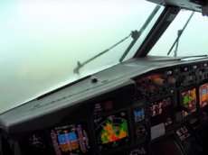 Посадку Boeing в сильную грозу сняли на видео из кабины пилотов
