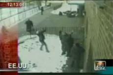 Мужчина поймал младенца, сброшенного с 30-метровой высоты