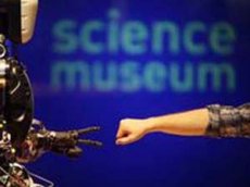 Робот играет с человеком в «камень-ножницы-бумага»