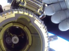 Астронавт NASA пытался заслонить НЛО во время прямой трансляции