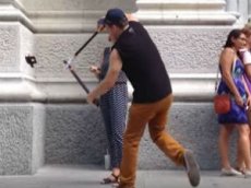 Американец нападает на туристов и режет их селфи-палки ножницами