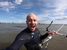 Серфер случайно снял падение метеора