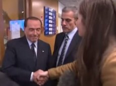 Берлускони пошутил над сильным рукопожатием журналистки
