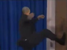 Видеошок: Барак Обама выбил двери в Белом доме