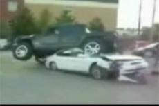 Hummer припарковался на крыше другого авто