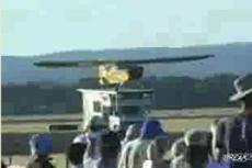 Самолёт приземлился на грузовик