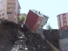 В Стамбуле в пропасть рухнул многоэтажный жилой дом