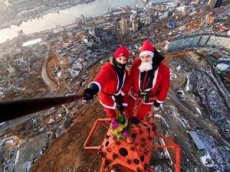 Руферы в костюмах Дедов Морозов установили «самую высокую елку» во Владивостоке