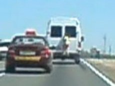 8-летняя девочка прокатилась на бампере автомобиля