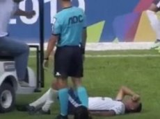 Врачи переехали футболиста, которому должны были оказать помощь