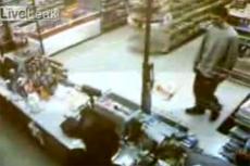 Камеры слежения зафиксировали попытку ограбления супермаркета