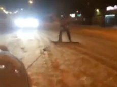 Сноубордист-экстремал прокатился по проезжей части