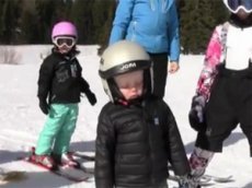 Засыпающий во время катания на лыжах ребенок стал звездой Интернета