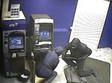 Неизвестные ограбили два банка в течение часа
