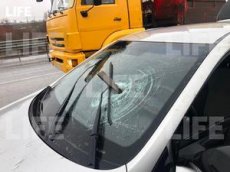Рессора от грузовика влетела в лобовое стекло и чудом не убила водителя