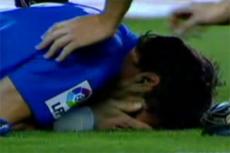 Раздосадованный болельщик запустил во вратаря бутылкой