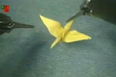 Робот-хирург da Vinci складывает оригами