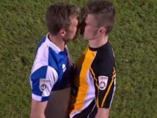 Футболист поцеловал оппонента для разрядки ситуации