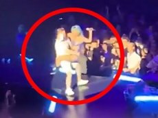 Леди Гага упала со сцены во время "танца" с фанатом