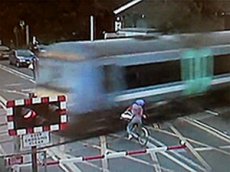 Велосипедистка выехала на ж/д переезд за секунду до поезда