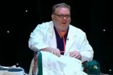 Чудовищный трюк Кевина Джеймса с бензопилой