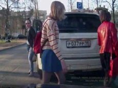 В Петербурге водитель на внедорожнике сбил пешехода на тротуаре