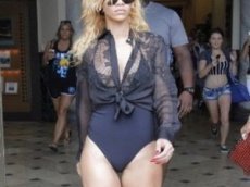 Рианна ходит за покупками в купальнике