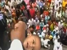 Ужасающий ритуал: детей бросают с крыши на удачу