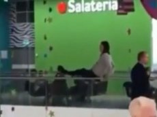 В Москве посетительница торгового центра сорвалась с перил четвертого этажа